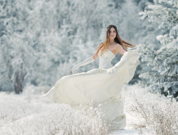 Девушка в белом зимой