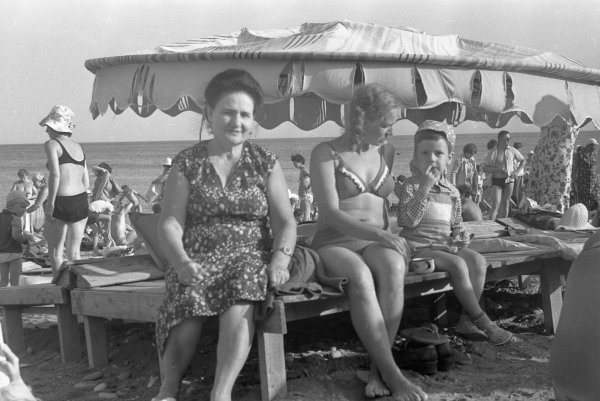 Советские люди на пляже