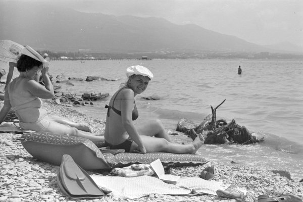 1961. Медицинский женский пляж в Гагре