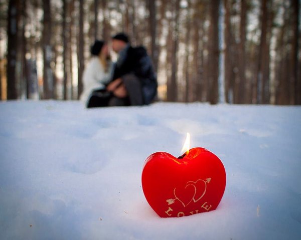 Тени влюбленных на снегу