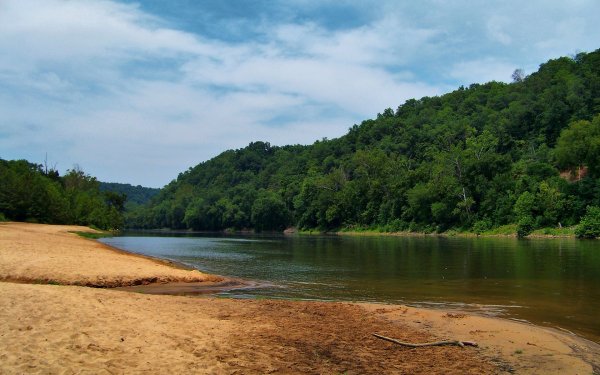 Песчаный берег реки