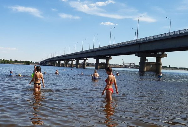 Мост через Волгу городской пляж Саратов