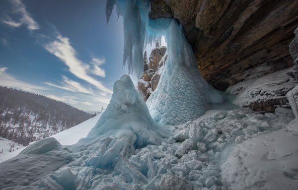 Замерзшая скала