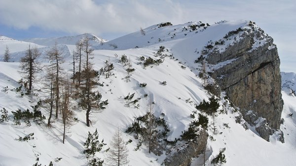 Снег камни гора