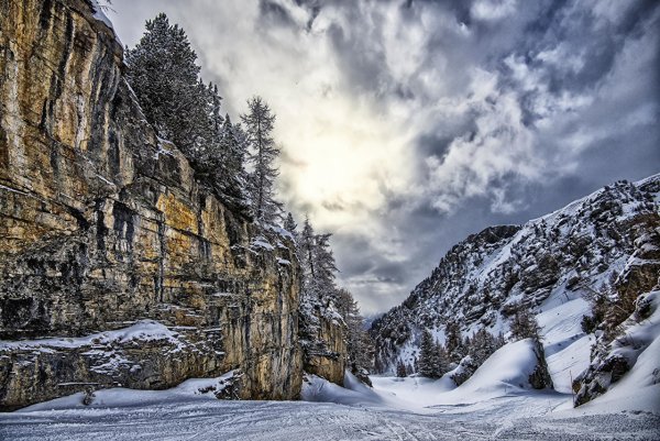 Заснеженные горы скалы