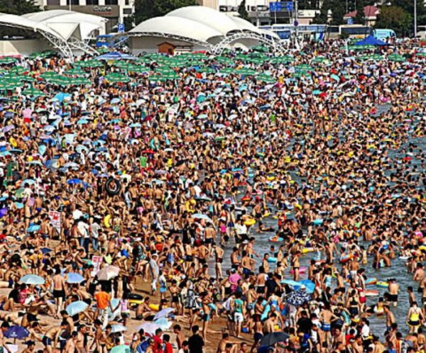Многолюдный пляж