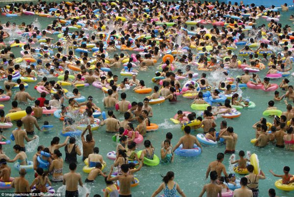 Много людей в бассейне