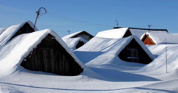 Дом занесло снегом