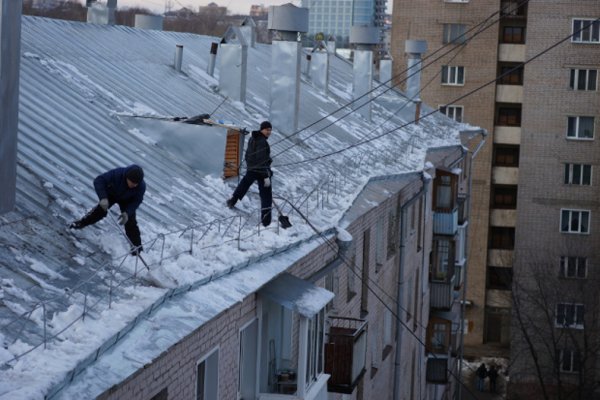Снег на крыше пятиэтажки