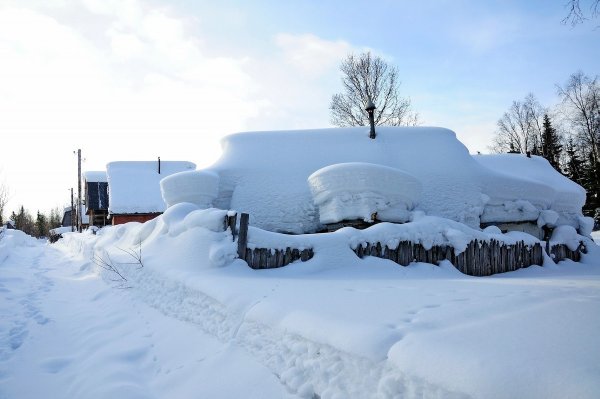 Дом занесло снегом