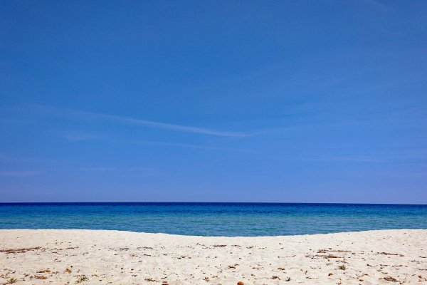 Песочный пляж у моря