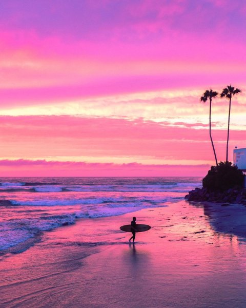 Розовый рассвет на море