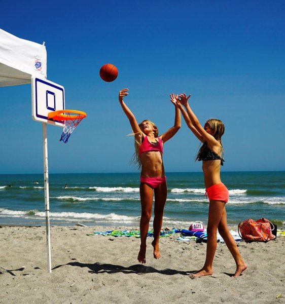 Пляжные баскетболистки