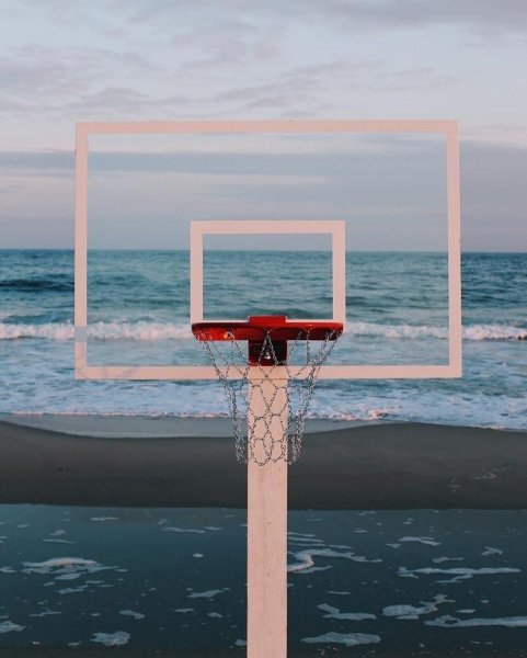 Баскетбольное кольцо на закате