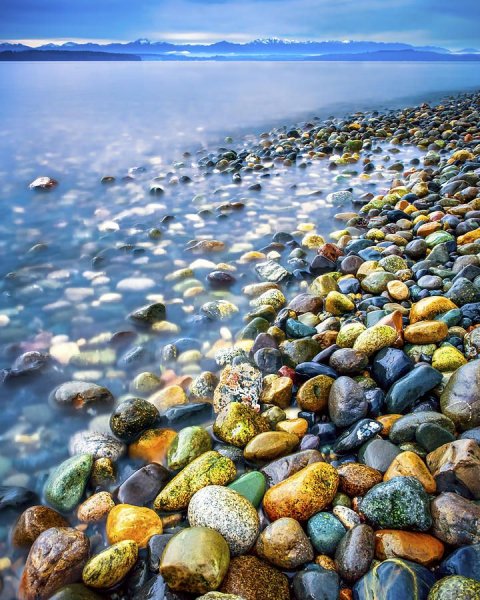 Цветные камни в воде
