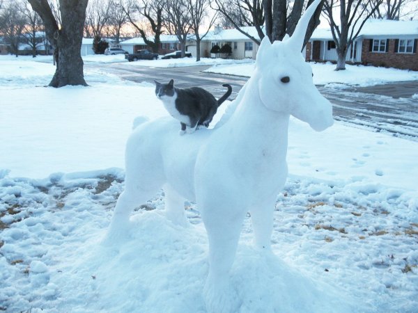 Скульптуры из снега лошадь