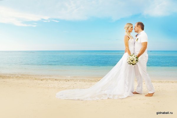 Жених и невеста на море