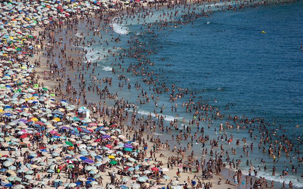 Многолюдный пляж