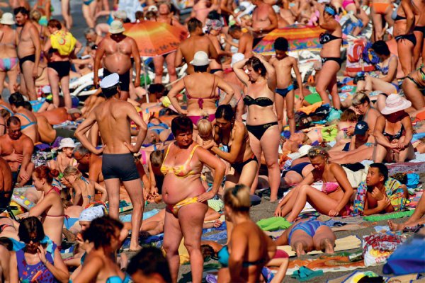 Много людей на пляже