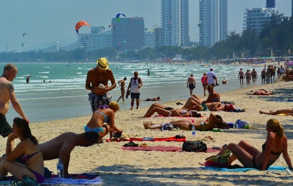 Пляж с отдыхающими