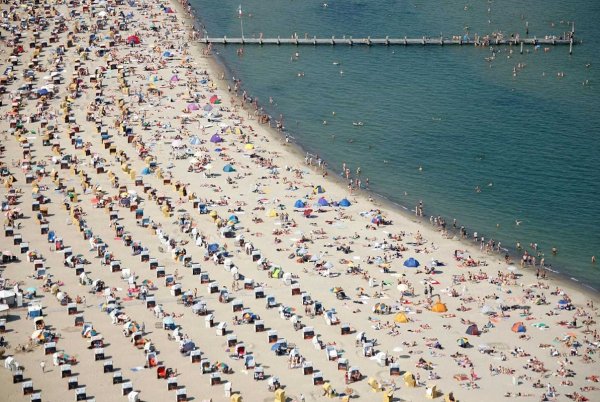 Многолюдный пляж