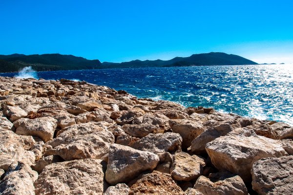 Камни на берегу моря