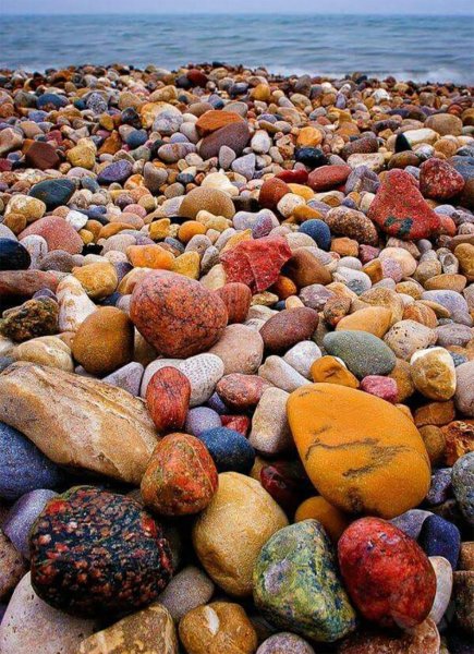 Яшмовый пляж камни