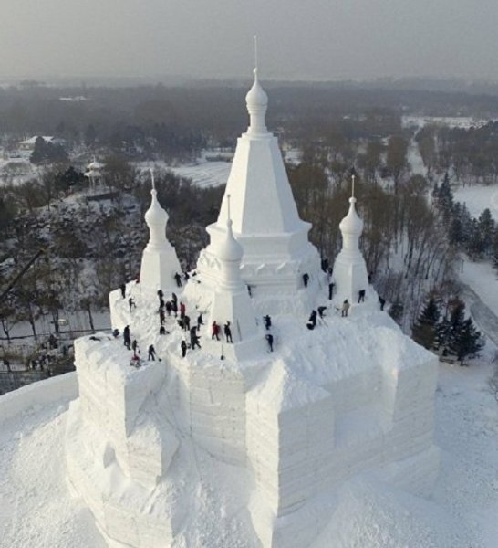 Огромный замок из снега