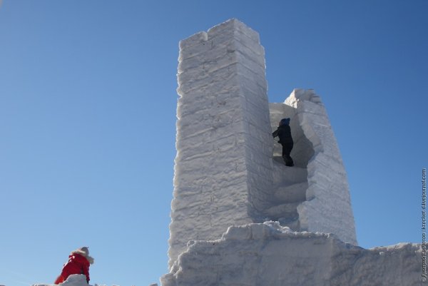 Стройка снежной крепости