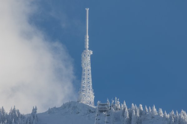 Башня высокая из снега