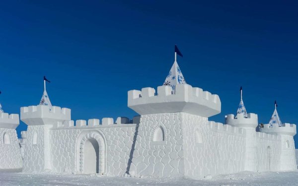 Башня замка из снега