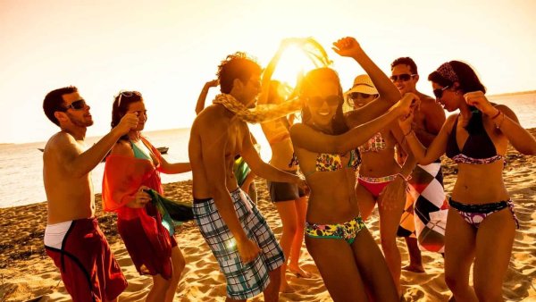 Латина на пляже