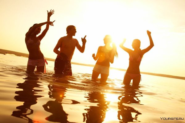 Люди танцуют на море