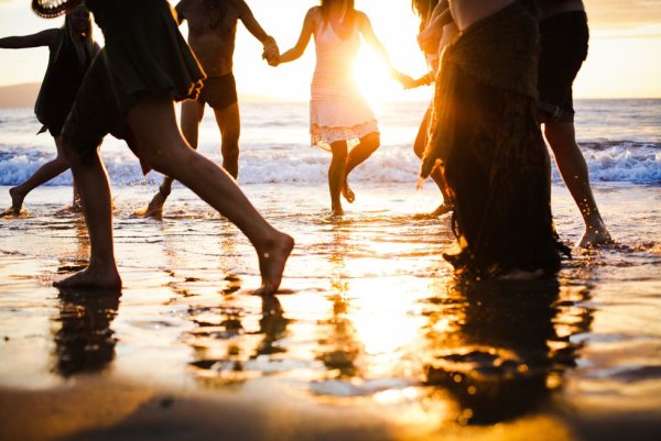 Вечерний пляж танцы