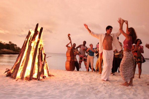 Вечеринка на пляже вечером