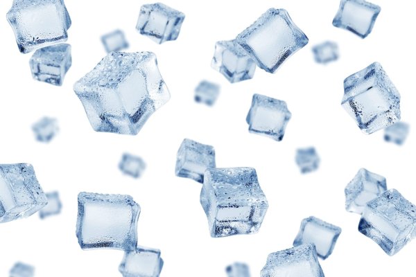 Кубики льда летят на прозрачном фоне