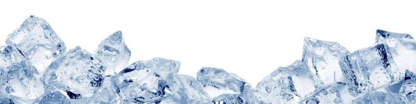 Кубики льда на белом фоне