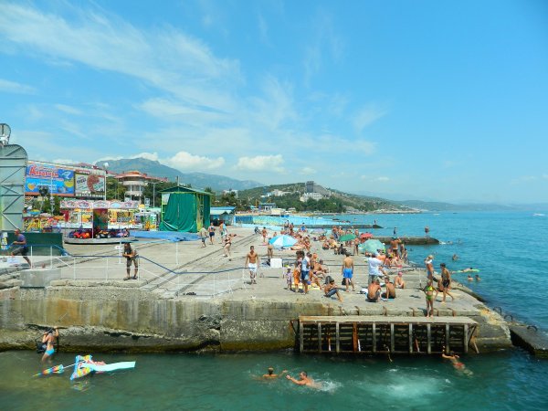 Берег пляж Профессорский Алушта