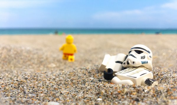 Лего человечки на пляже