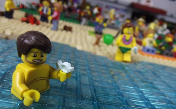 Лего человечки на пляже