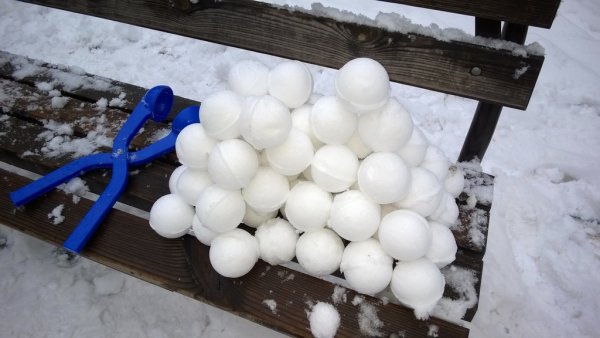 Шарик из снега