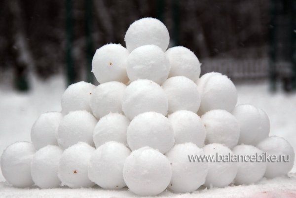 Шарик из снега