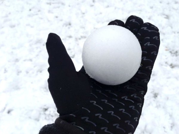 Снежок из снега