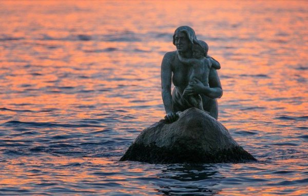 Памятник русалочке в Крыму Мисхор