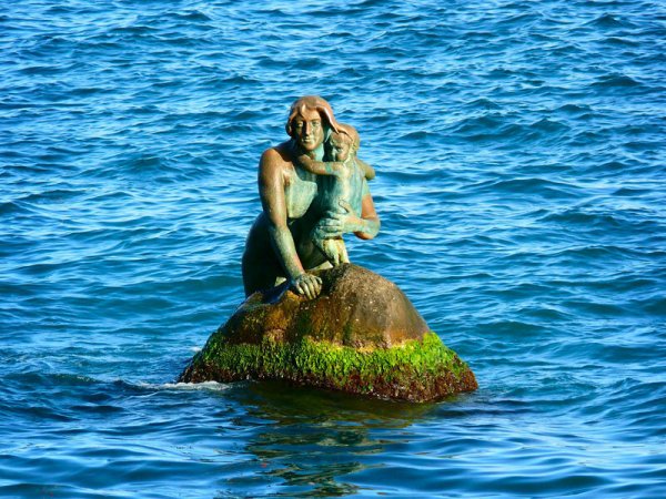 Памятник Арзы къыз в Мисхоре