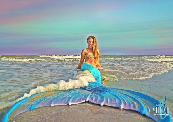 Русалка на берегу моря