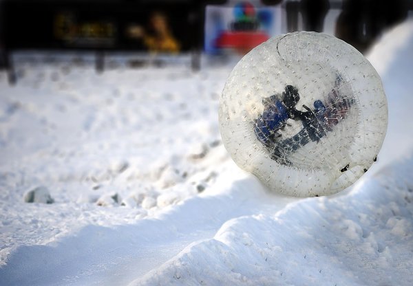 Огромный снежок