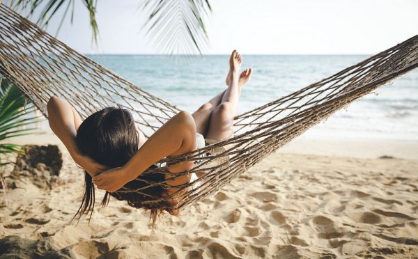 Девушка в гамаке на пляже