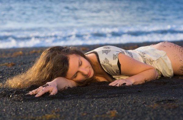 Девушка лежит на море