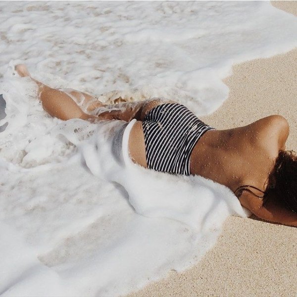 Лежит на пляже